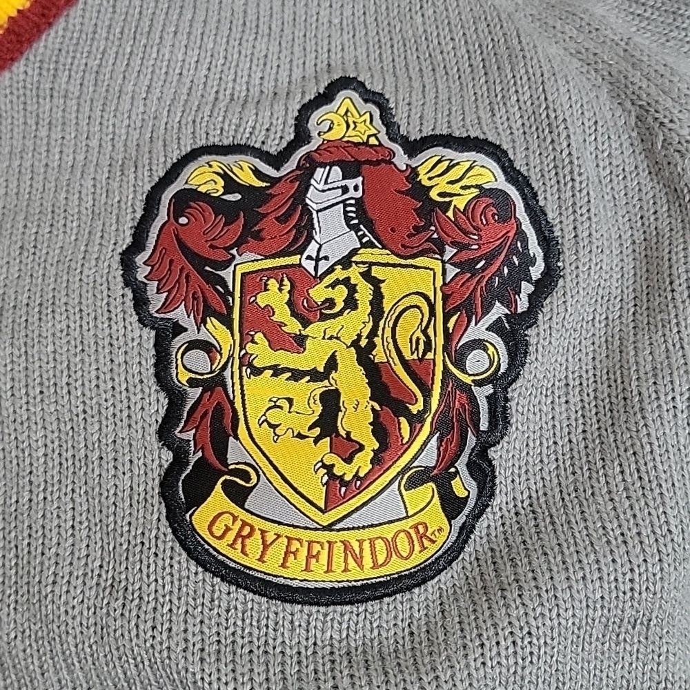 Harry Potter Wizzarding World Universal Gryffindor Sweater Adult size Small